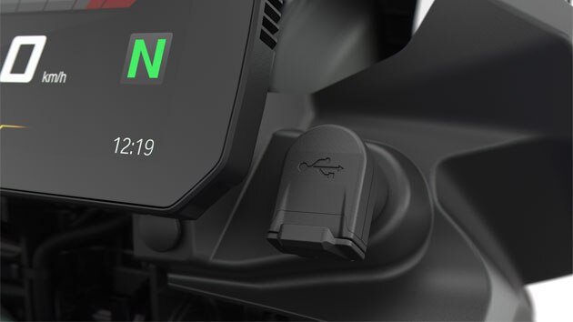Vidimo USB otvor na F 750 GS.
