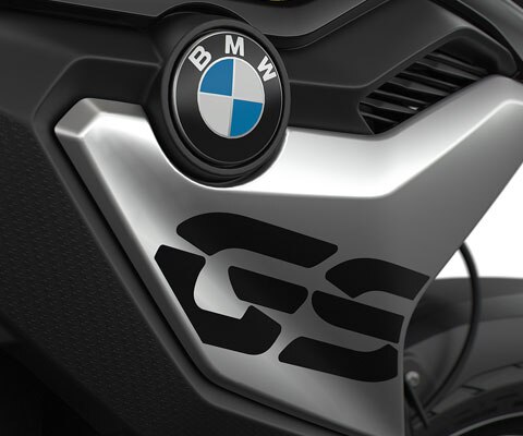 Detaljno vidimo poklopac hladnjaka s GS logotipom.