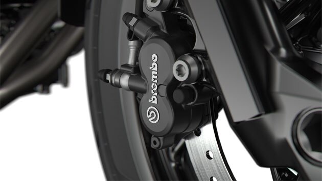 Vidimo crni Brembo kočioni sustav.
