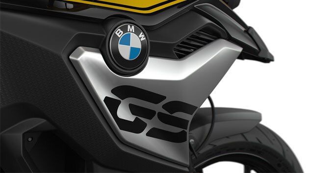Detaljno vidimo poklopac hladnjaka s GS logotipom.