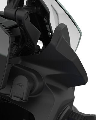 Vidimo vjetrobransko staklo i USB priključak na F 850 GS.
