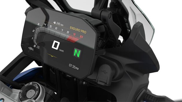 Vidimo vjetrobransko staklo i USB priključak na F 850 GS.