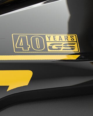 Vidimo 40 Years GS oznaku u žutoj boji.