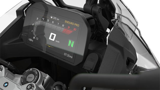 Vidimo podesivo vjetrobransko staklo i USB priključak za punjenje F 850 GS Adventure.