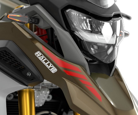We see the LED headlights with daytime running light of the G 310 GS.