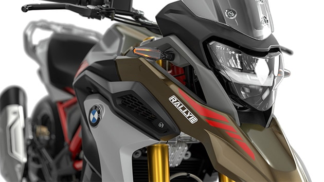 We see the LED headlights with daytime running light of the G 310 GS.