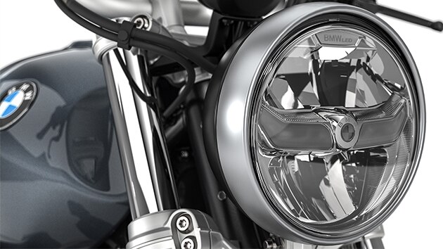 We see the LED headlights of the R nineT Pure.