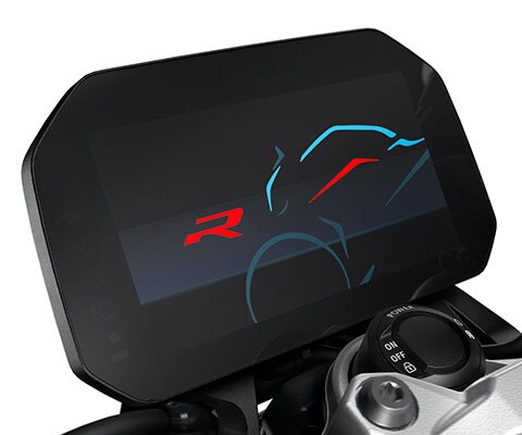 We see the large 6.5“ TFT display of the F 900 R.