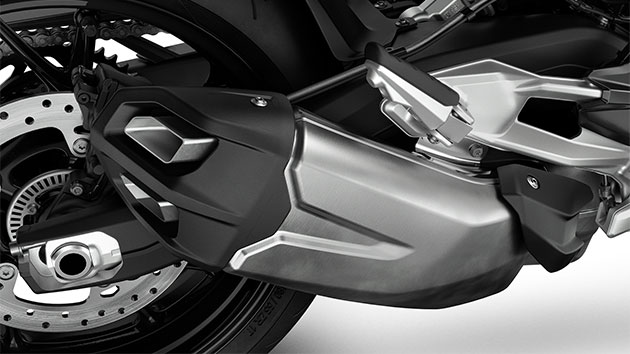 The short exhaust underlines the dynamism of the F 900 R.