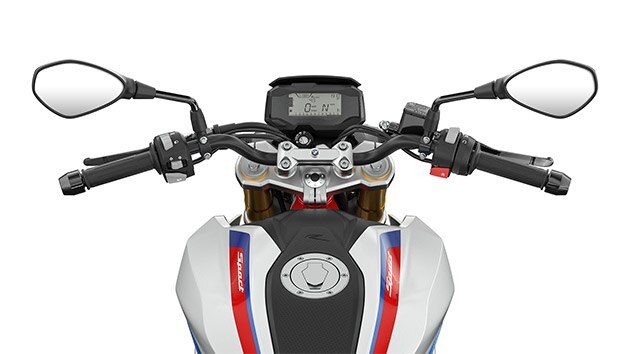 We see the handlebar and control elements of the G 310 R.