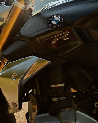 BMW R 1250 R u stilu Exclusive preko puta planina
