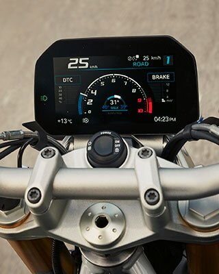 BMW R 1250 R s pogledom na spremnik, upravljač i zaslon