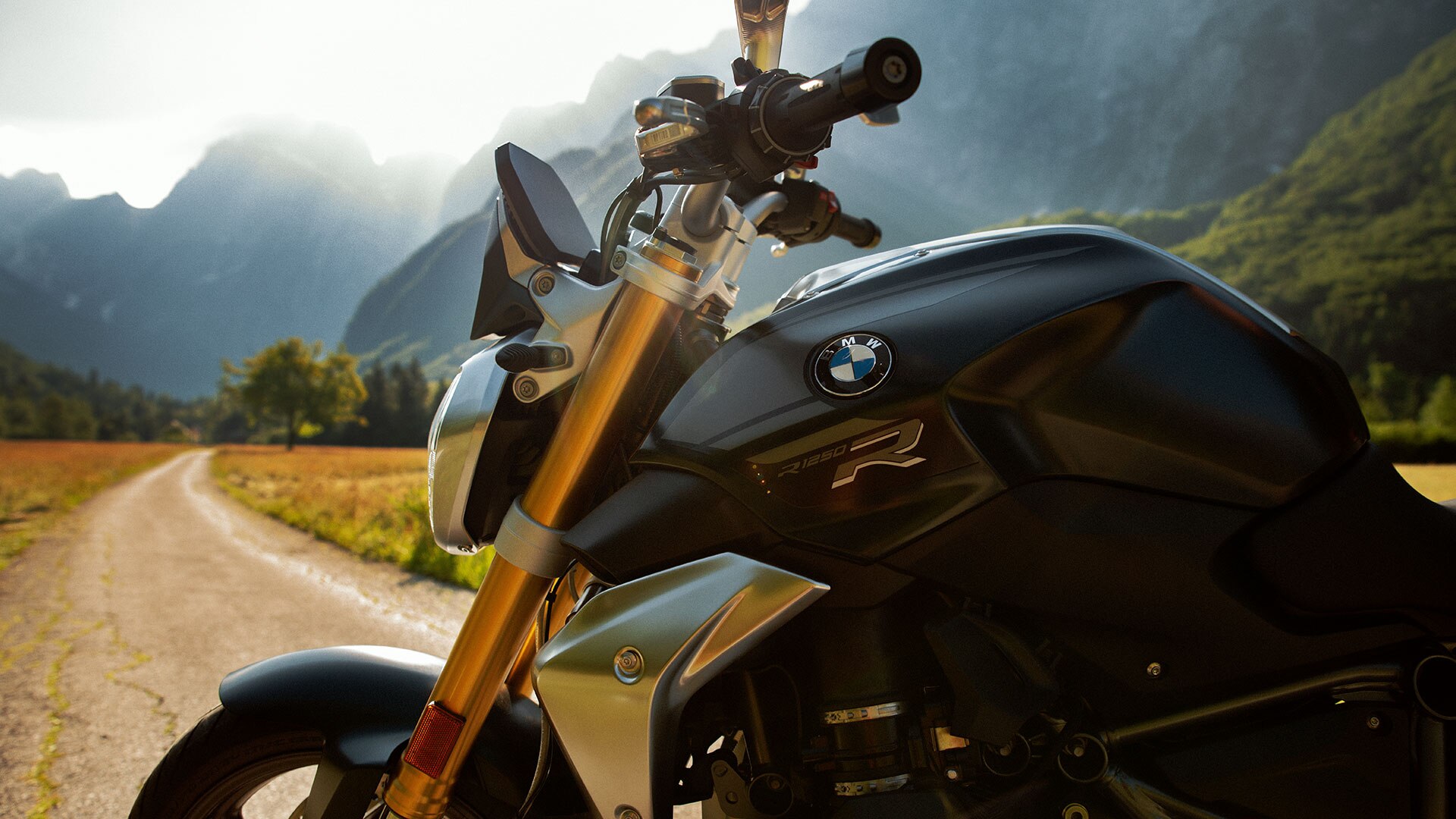 BMW R 1250 R u stilu Exclusive preko puta planina