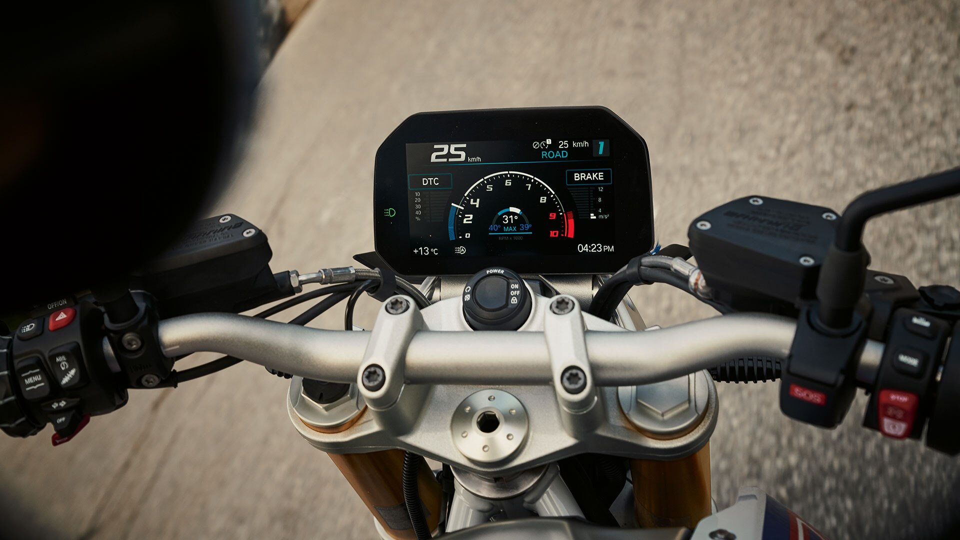 BMW R 1250 R s pogledom na spremnik, upravljač i zaslon