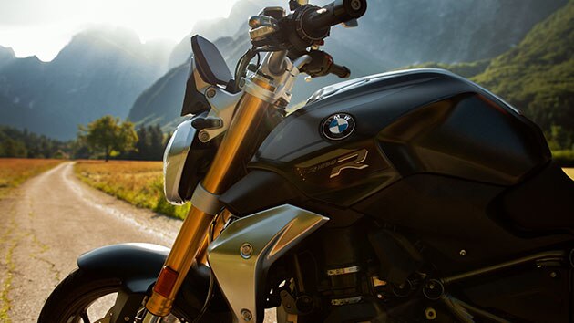 BMW R 1250 R u stilu Exclusive preko puta planina