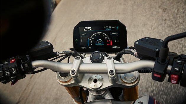 BMW R 1250 R s pogledom na spremnik, upravljač i zaslon