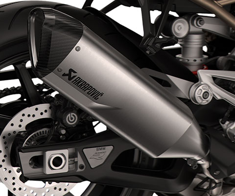 We see the titanium sports silencer and the exhaust system of the S 1000 R.