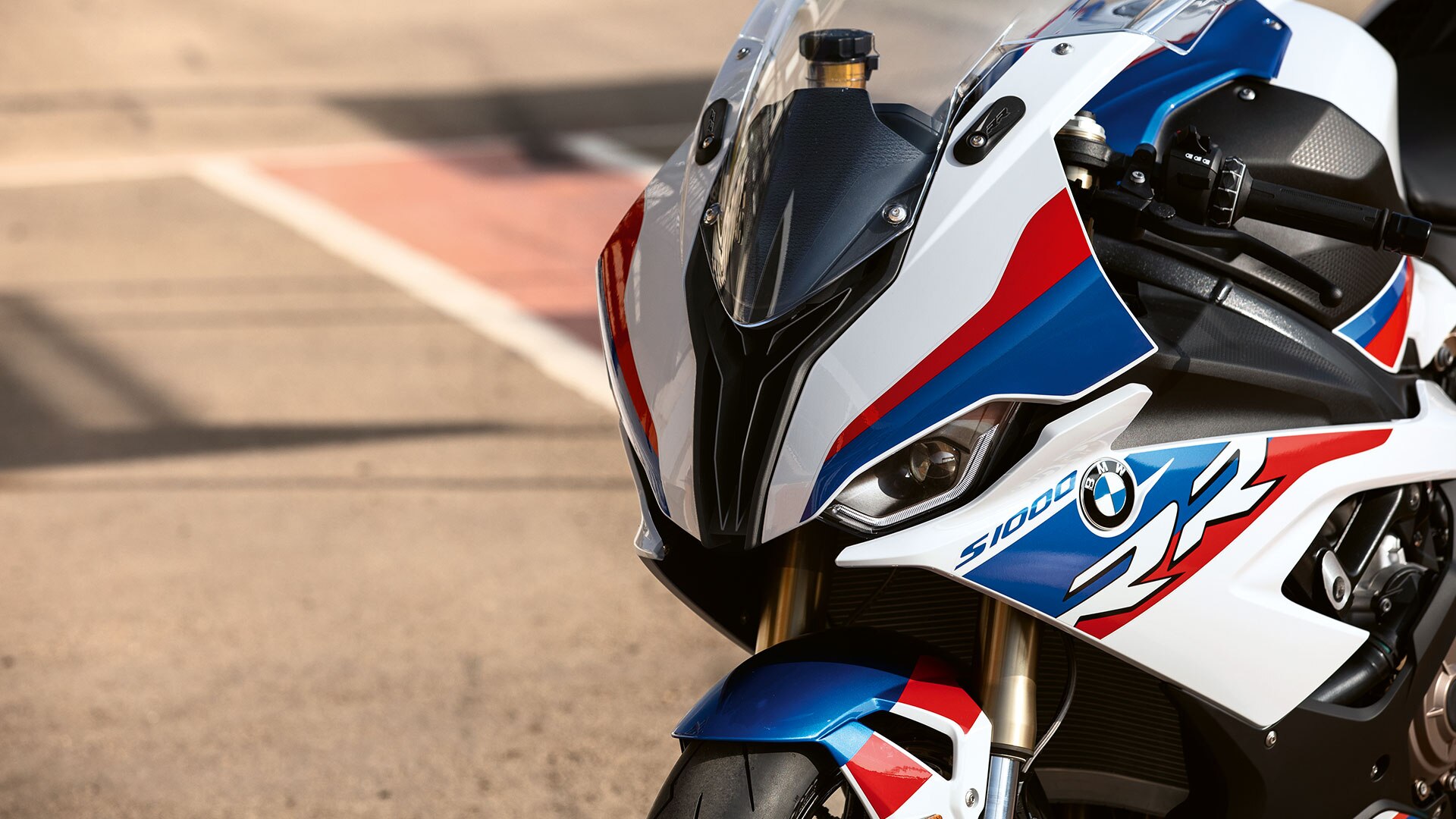 Detaljan pogled na prednja svjetla BMW RR-a