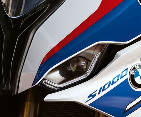 Detaljan pogled na prednja svjetla BMW RR-a