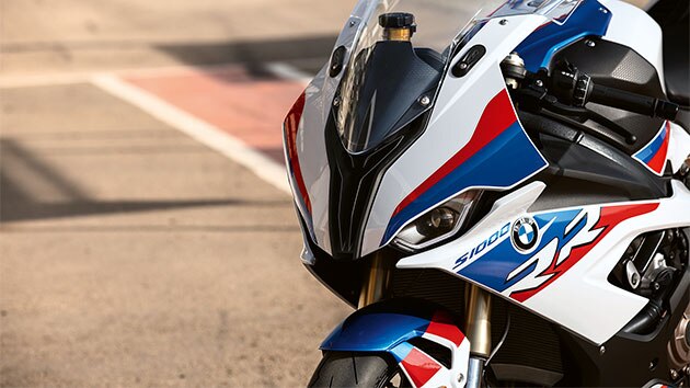 Detaljan pogled na prednja svjetla BMW RR-a