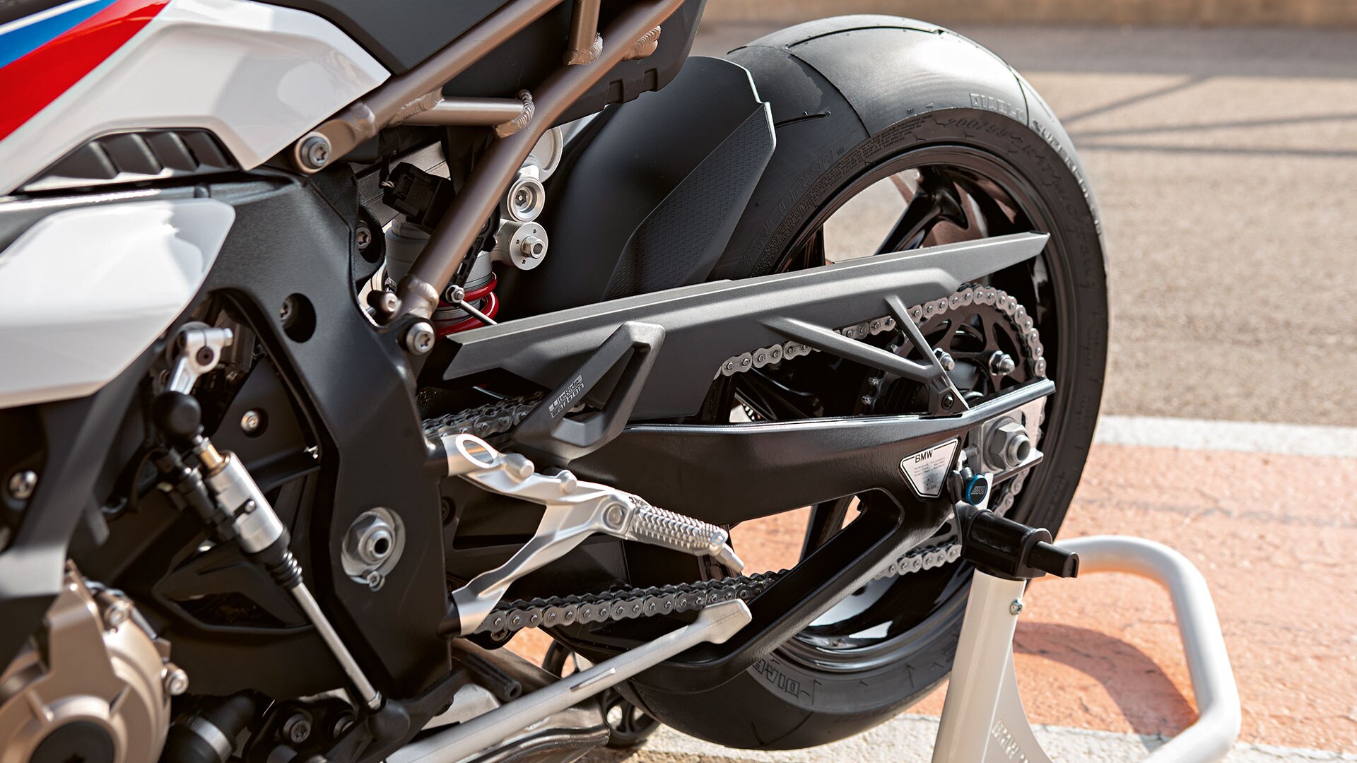 BMW RR ljuljajuća ruka na nosaču u serijskoj proizvodnji