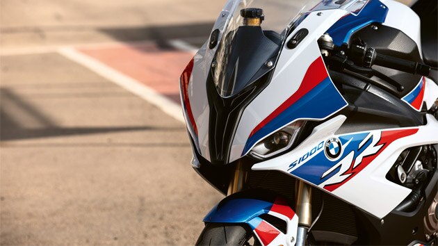 Detaljan pogled na prednja svjetla BMW RR-a