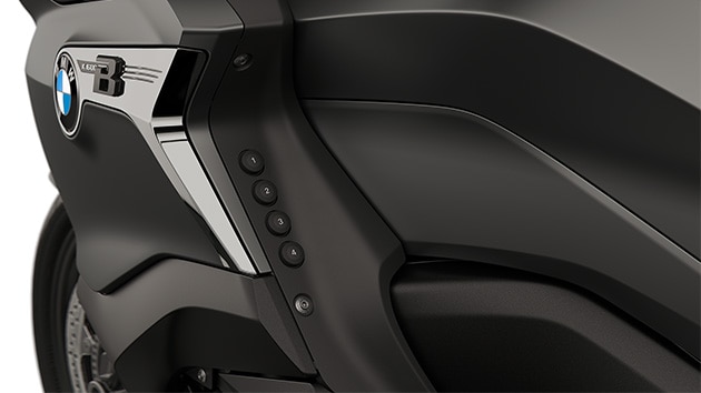 Focus on the four numbered Favourites buttons.