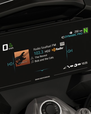 Focus on the TFT display and the K 1600 B’s speakers.