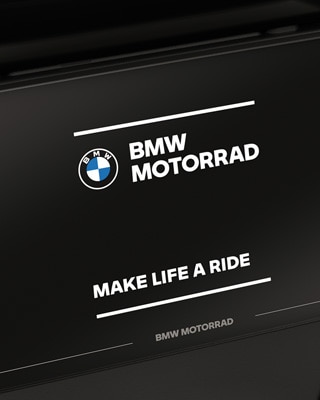 Focus on the colour display with BMW Motorrad start screen.
