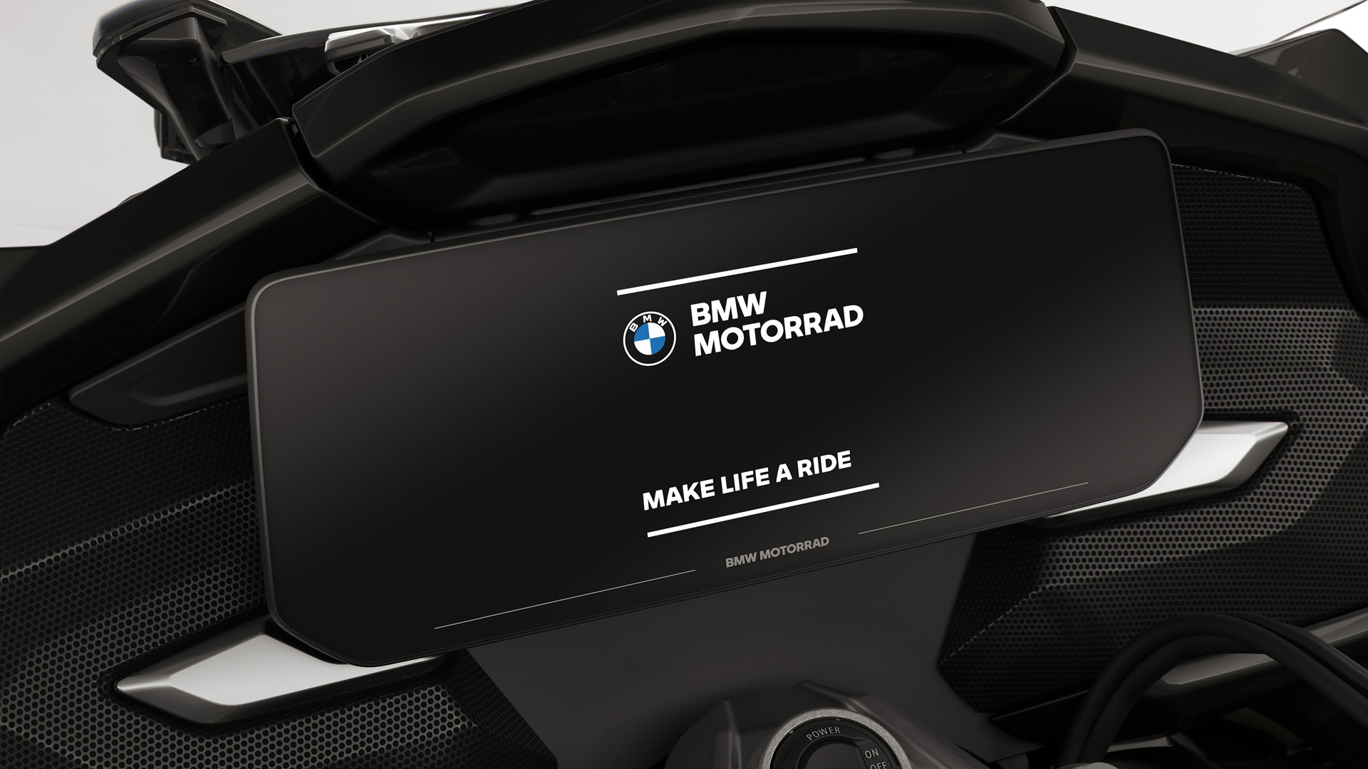 Focus on the colour display with BMW Motorrad start screen.