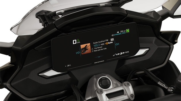 Focus on the TFT display and the K 1600 B’s speakers.