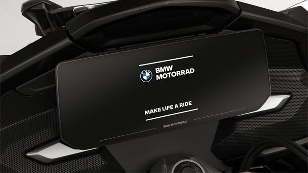 Focus on the colour display with BMW Motorrad start screen.