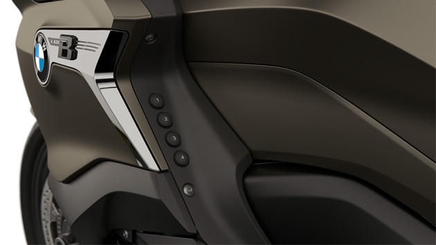 Focus on the four numbered Favourites buttons.