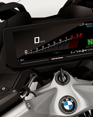 We see the cockpit of the R 1250 RT with a large 10.25-inch TFT colour display.