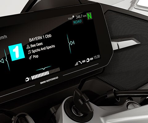 We see the R 1250 RT with a new audio system.