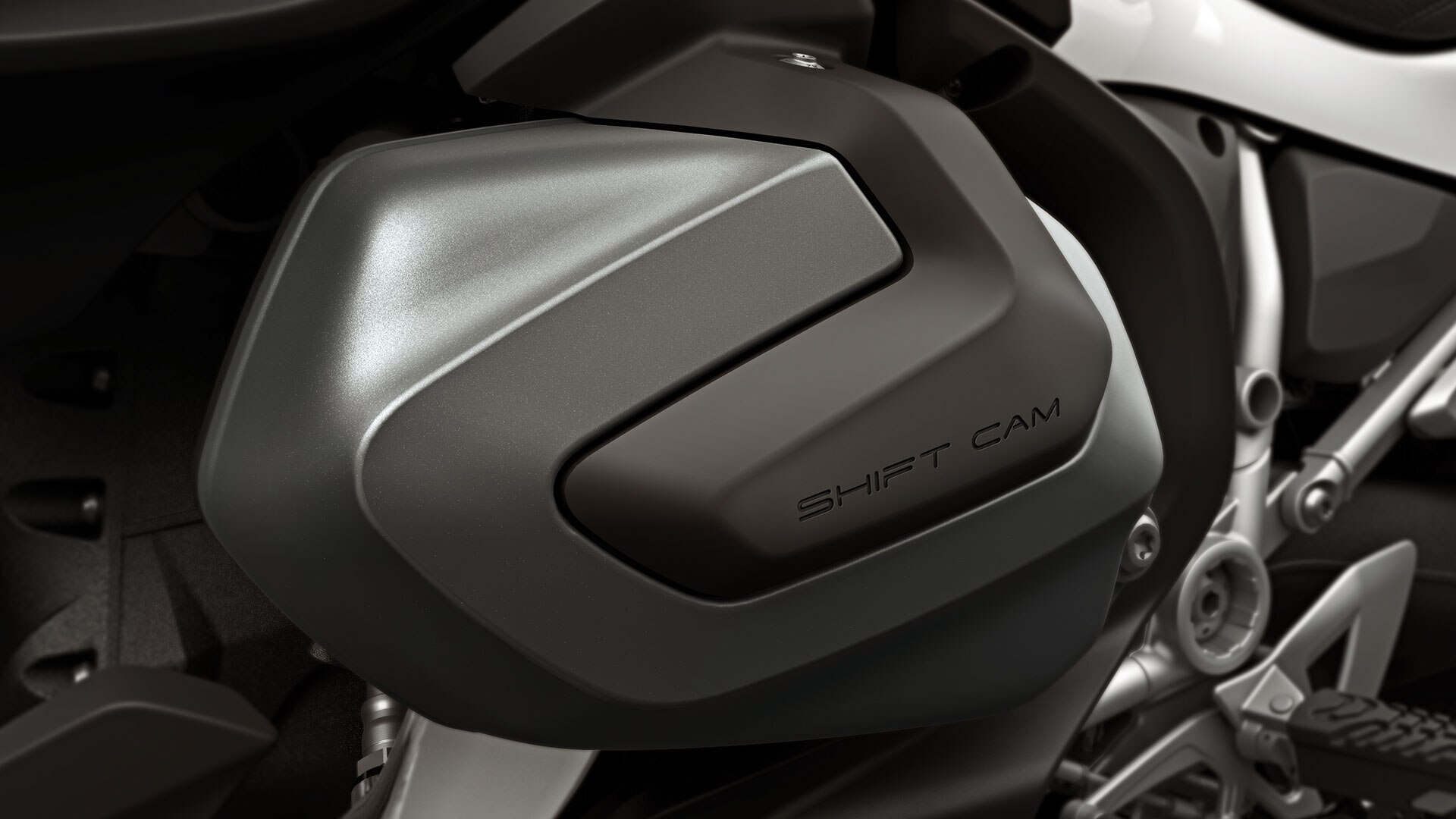 We see the R 1250 RT with the variable camshaft control system BMW ShiftCam.