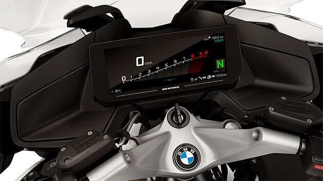 We see the cockpit of the R 1250 RT with a large 10.25-inch TFT colour display.