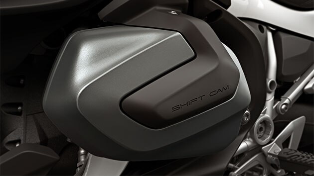 We see the R 1250 RT with the variable camshaft control system BMW ShiftCam.
