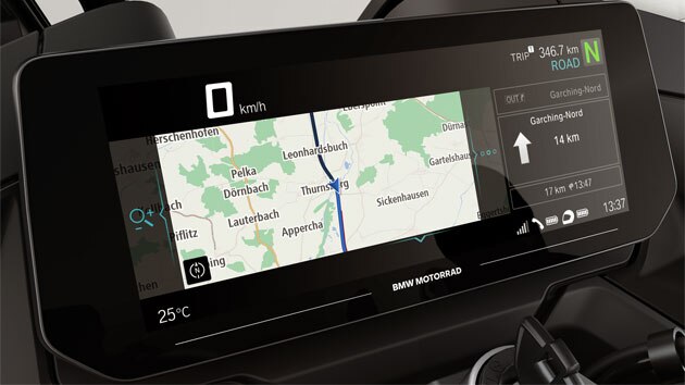 We see the R 1250 RT with navigation on the 10.25-inch TFT screen.