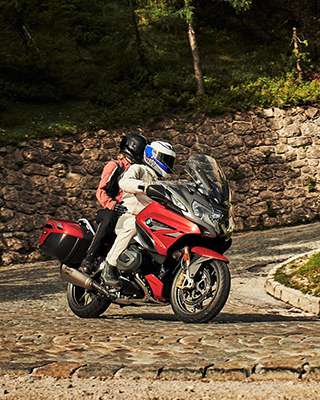 Atraktivna scena vožnje s BMW-om R 1250 RT