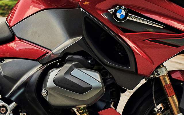 Pogled na poklopac glave motora BMW R 1250 RT s natpisom modela ShiftCam