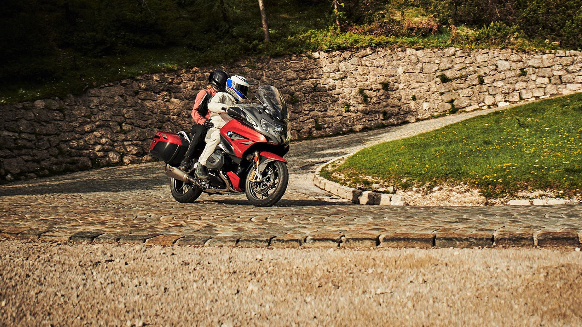 Atraktivna scena vožnje s BMW-om R 1250 RT