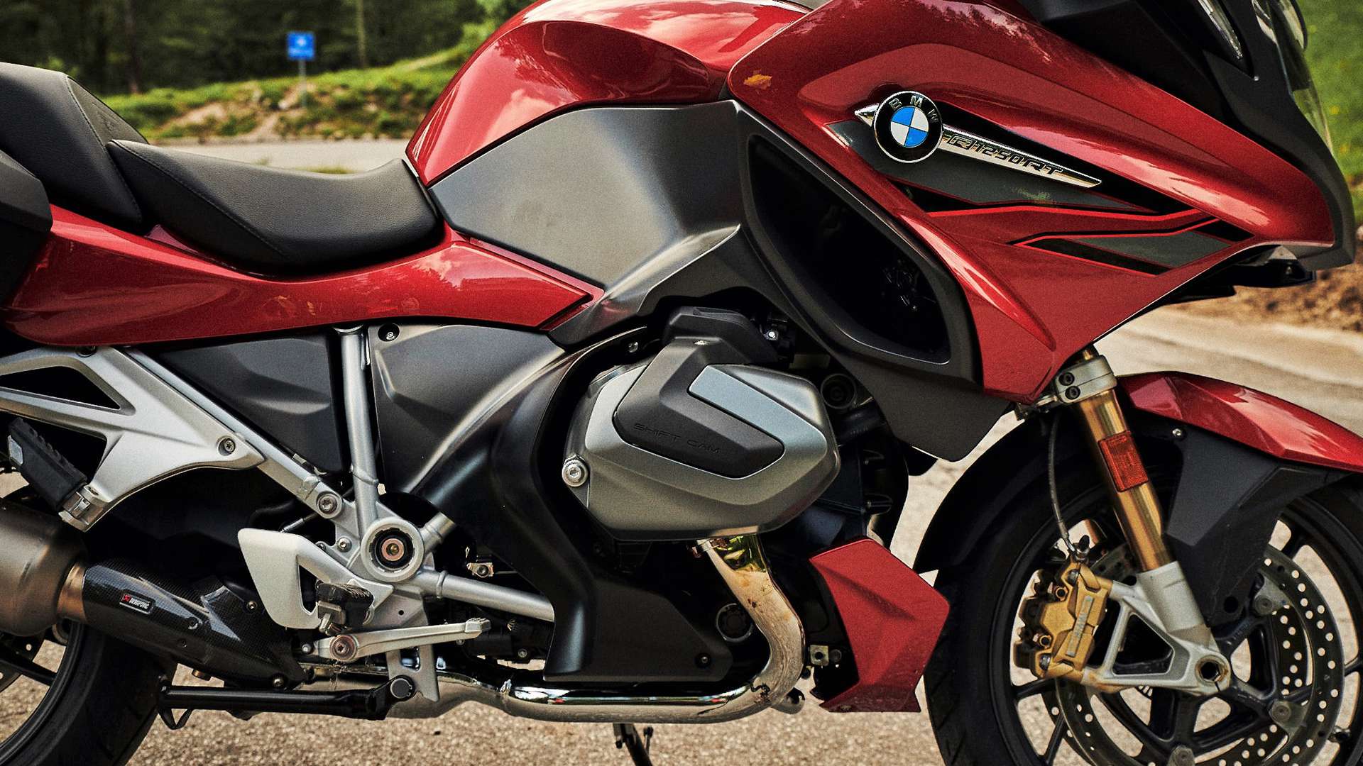 Pogled na poklopac glave motora BMW R 1250 RT s natpisom modela ShiftCam
