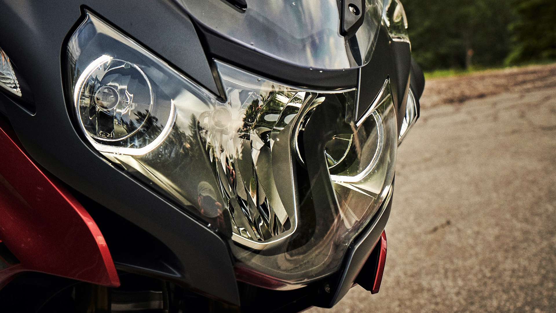 Pogled sprijeda na BMW R 1250 RT s prednjim svjetlima