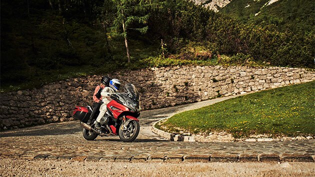 Atraktivna scena vožnje s BMW-om R 1250 RT