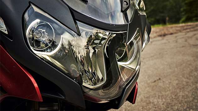 Pogled sprijeda na BMW R 1250 RT s prednjim svjetlima