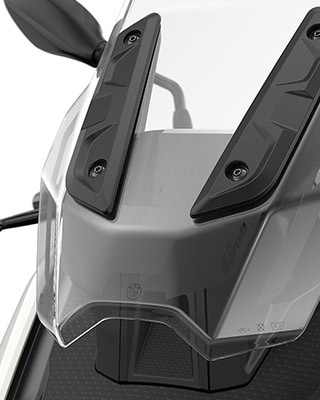We see the windscreen of the C 400 X.