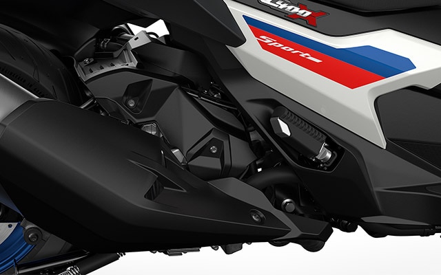 We see the single-cylinder combustion engine of the C 400 X.
