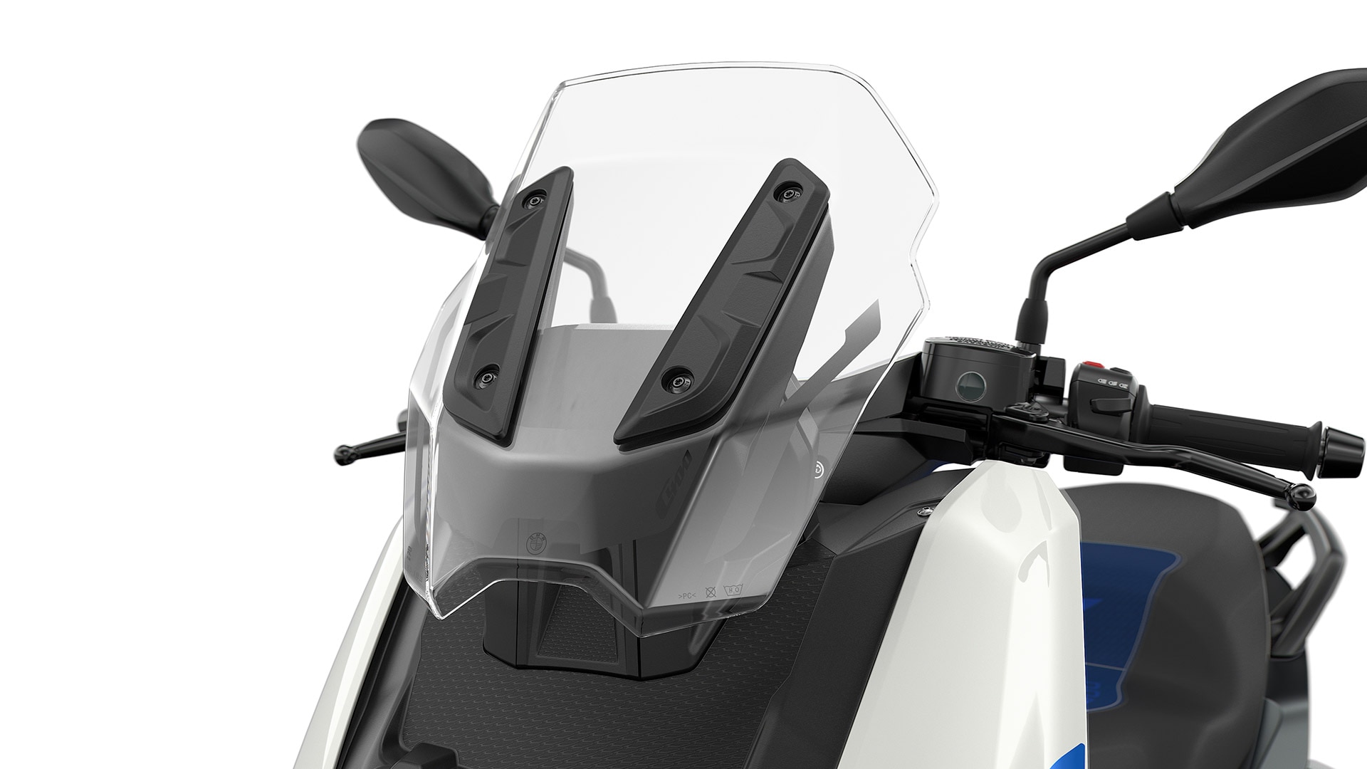 We see the windscreen of the C 400 X.