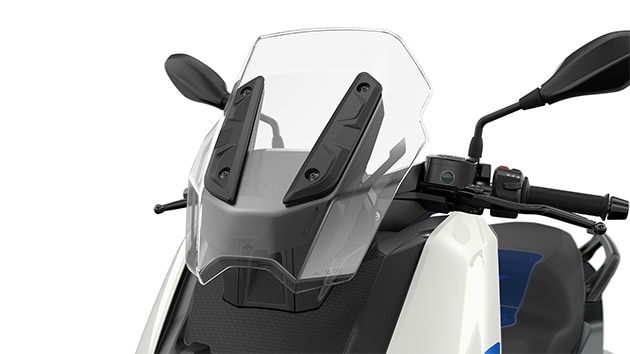We see the windscreen of the C 400 X.